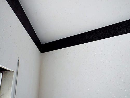 Aplicação de palheta/flocos em paredes e teto